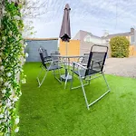 Townhouse With Super Location 펜션 *